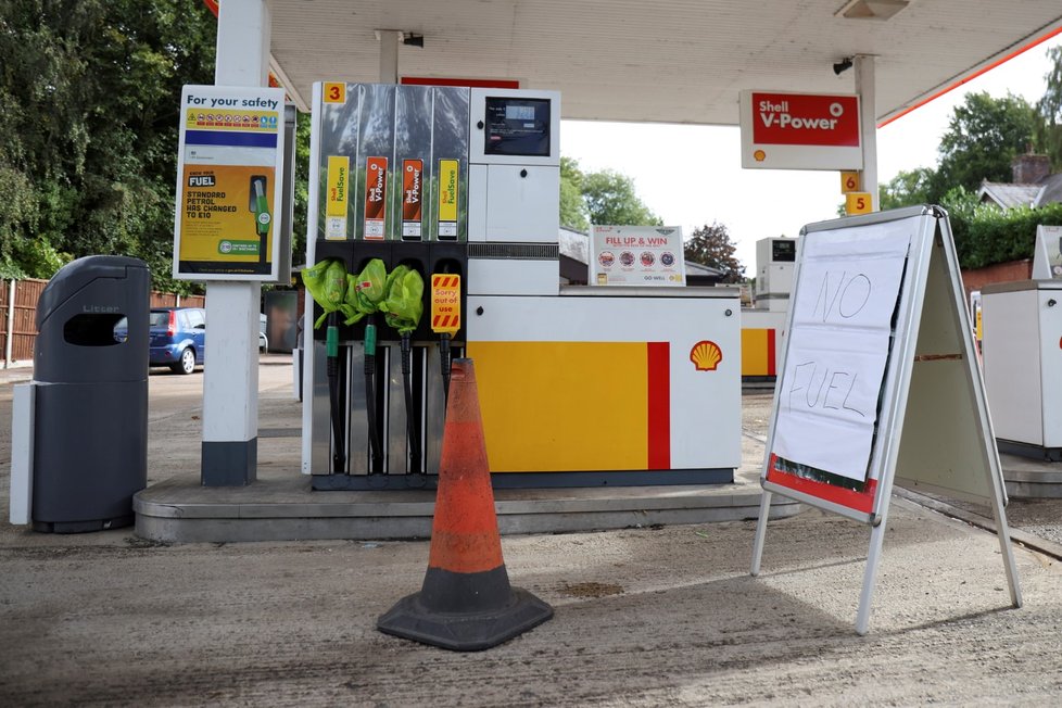 Velká Británie se dál potýká s problémem u čerpacích stanic, až 90 procent z nich nemá palivo (27.9.2021).