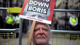 Tisíce lidí v Británii protestovaly proti kroku premiéra Johnsona (31. 8. 2019)
