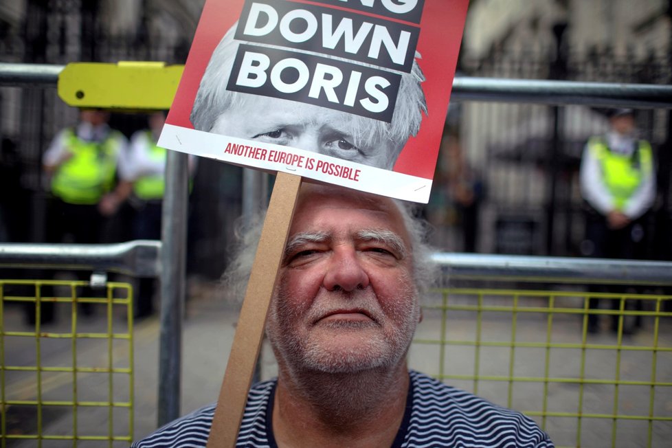 Tisíce lidí v Británii protestovaly proti kroku premiéra Johnsona (31. 8. 2019)