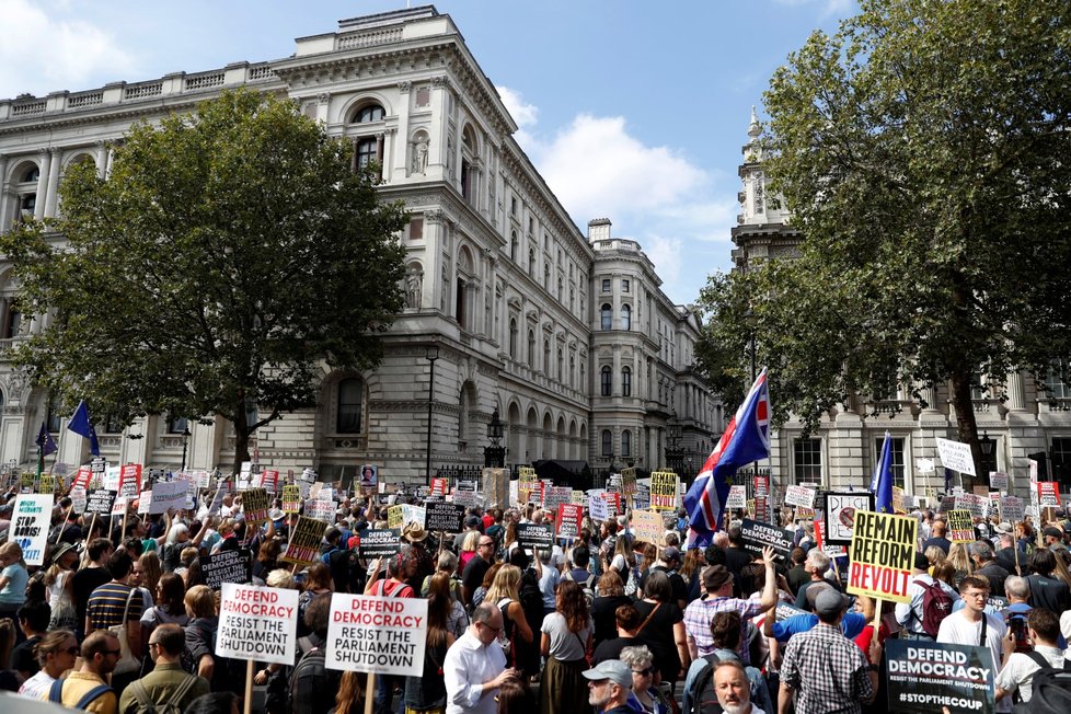 Tisíce lidí v Británii protestovaly proti kroku premiéra Johnsona (31. 8. 2019)