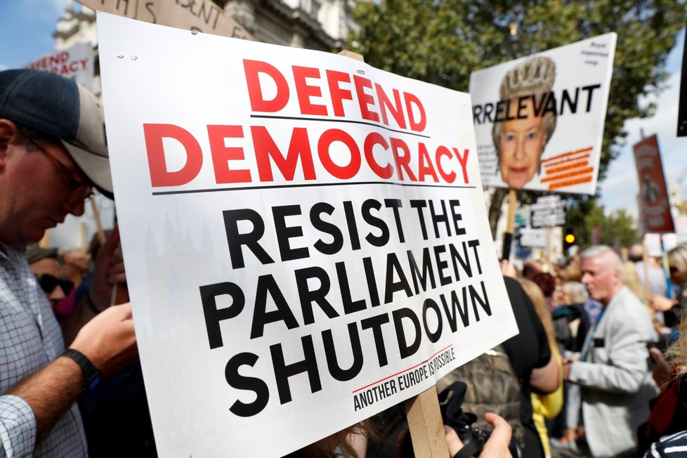 Tisíce lidí v Británii protestovaly proti kroku premiéra Johnsona. (31. 8. 2019)