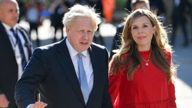 Britský premiér Boris Johnson s manželkou Carrie.