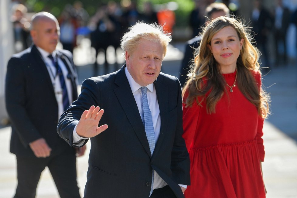 Britský premiér Boris Johnson s manželkou Carrie