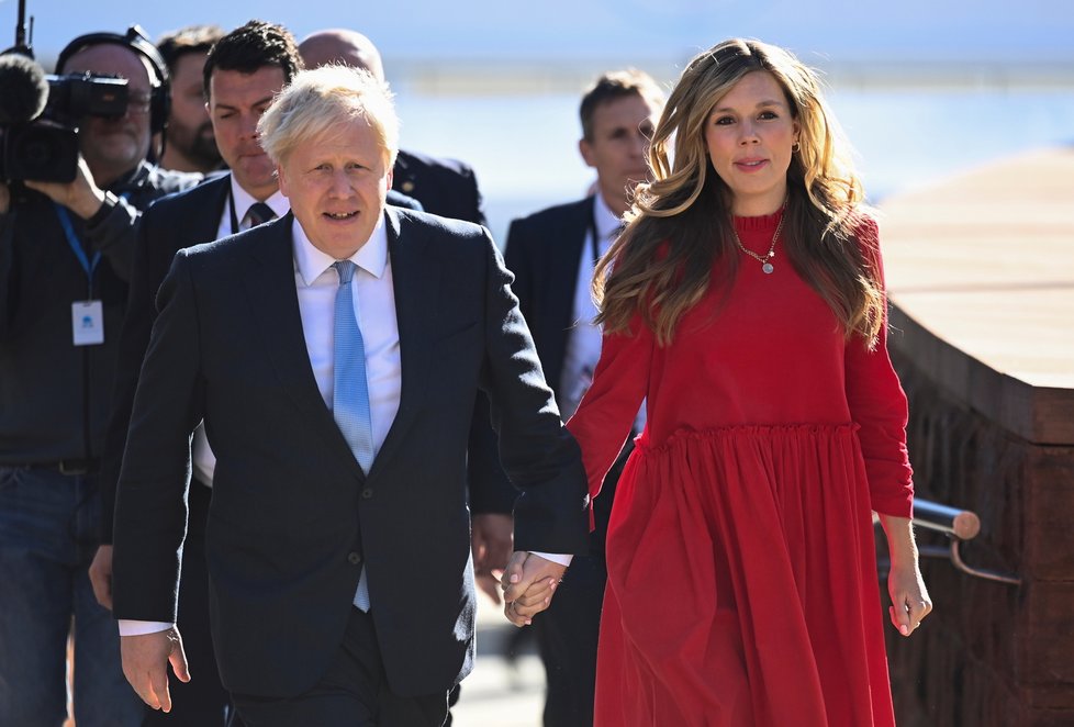 Britský premiér Boris Johnson s manželkou Carrie.