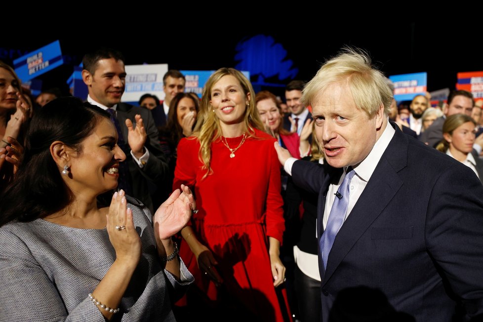 Britský premiér Boris Johnson s manželkou Carrie