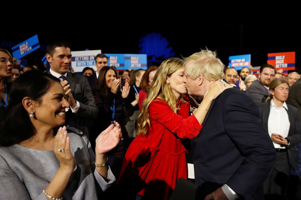 Britský premiér Boris Johnson s manželkou Carrie.