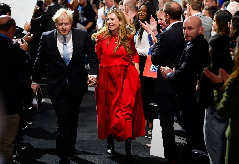 Britský premiér Boris Johnson s manželkou Carrie.