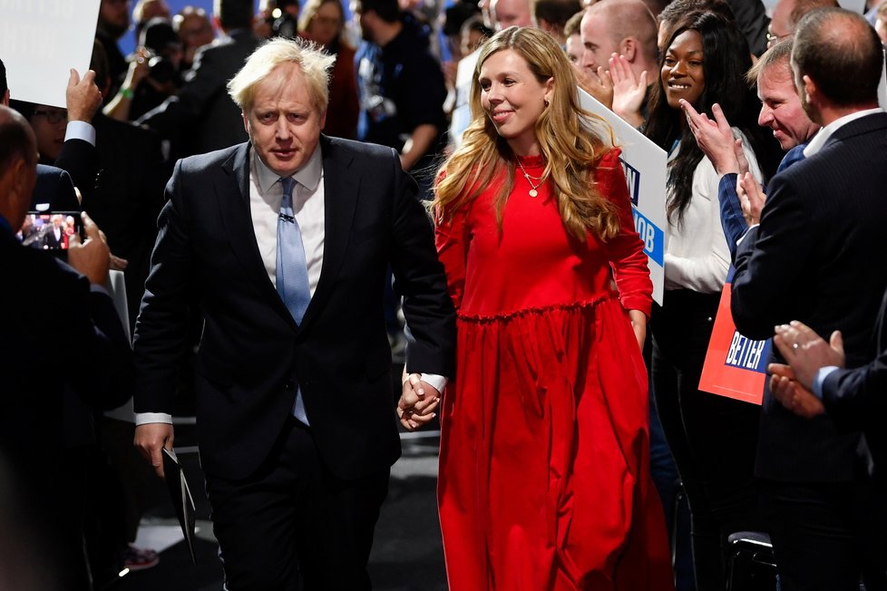 Britský premiér Boris Johnson s manželkou Carrie