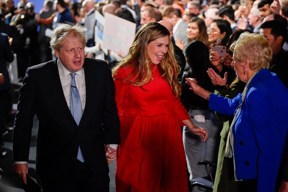 Britský premiér Boris Johnson s manželkou Carrie