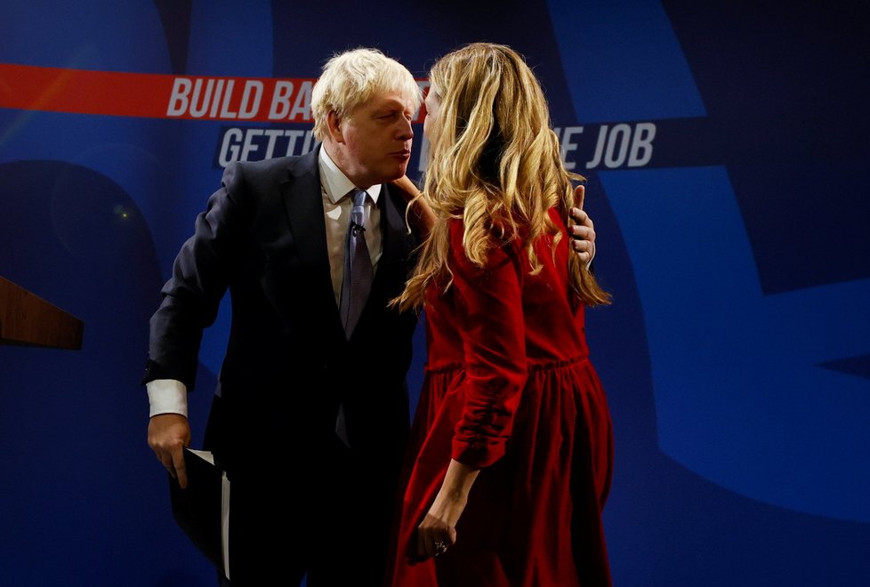 Britský premiér Boris Johnson s manželkou Carrie