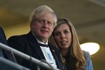 Britský premiér Boris Johnson s manželkou Carrie.