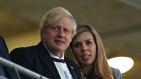 Britský premiér Boris Johnson s manželkou Carrie.