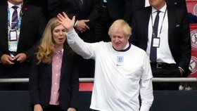 Britský premiér Boris Johnson s manželkou Carrie.