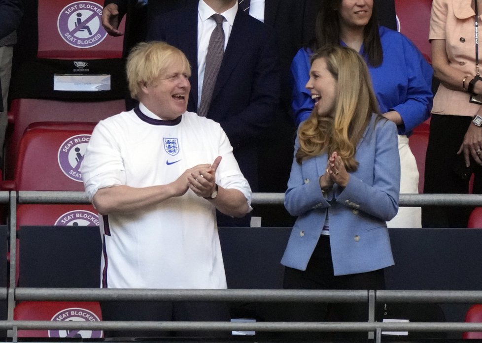 Britský premiér Boris Johnson s manželkou Carrie