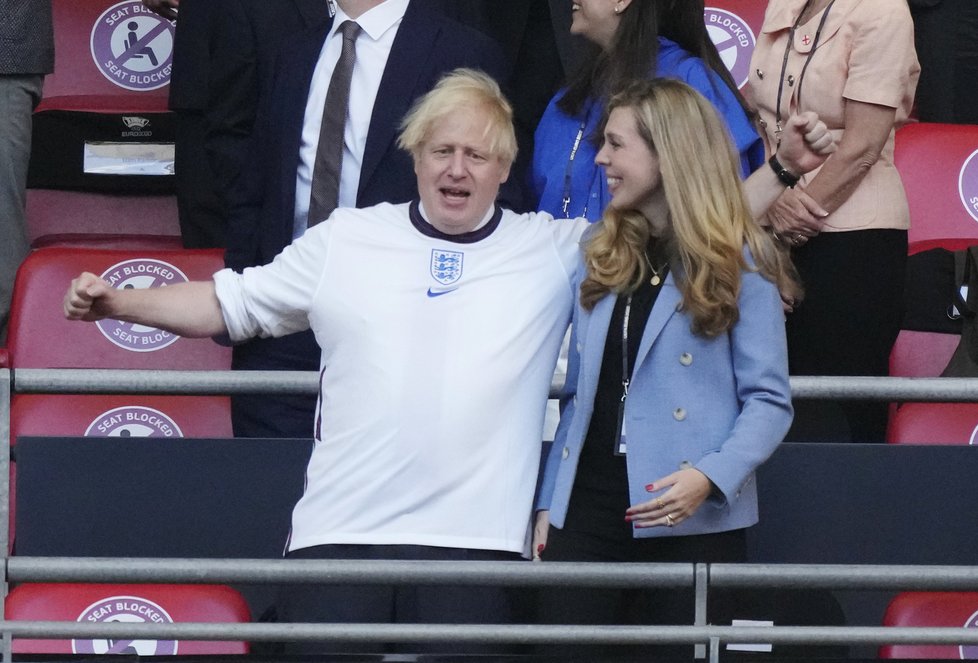 Britský premiér Boris Johnson s manželkou Carrie.