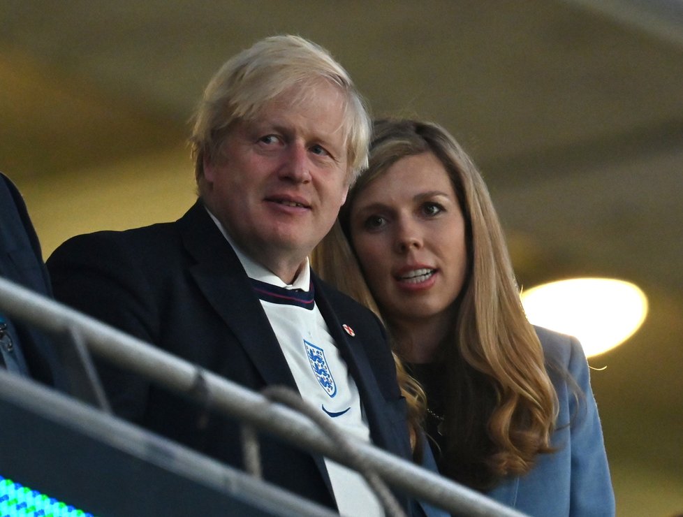 Britský premiér Boris Johnson s manželkou Carrie