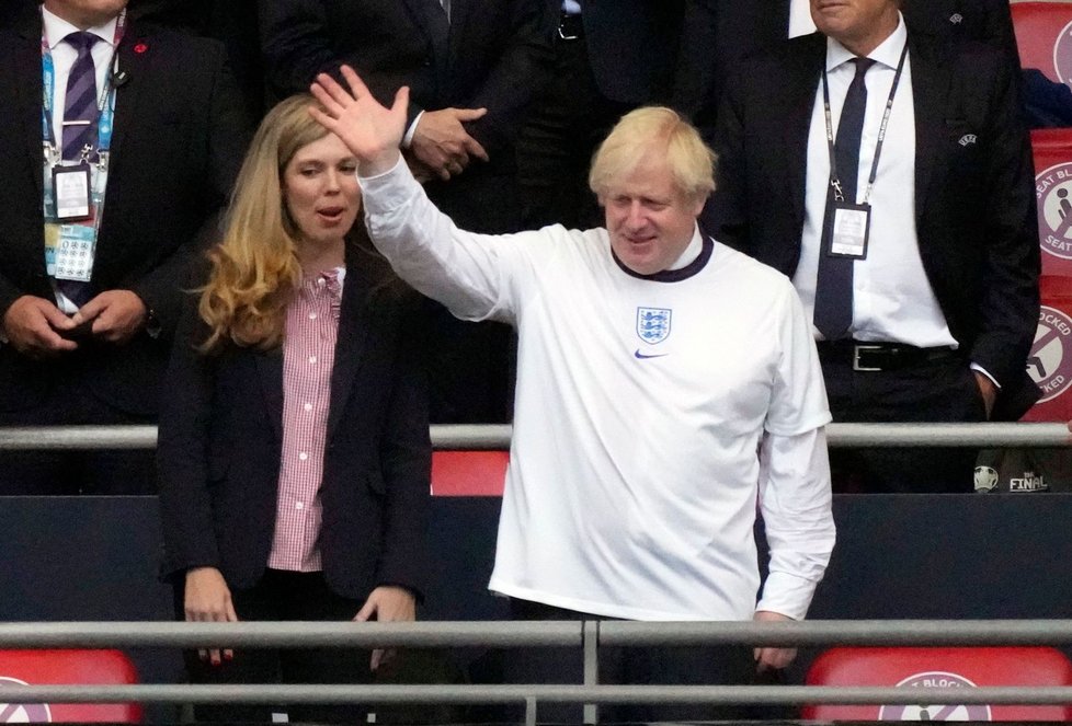 Britský premiér Boris Johnson s manželkou Carrie.