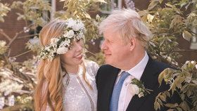 Britský premiér Boris Johnson s manželkou Carrie.