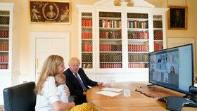 Premiér Boris Johnson se snoubenkou Carrie Symondsovou a synem Wilfredem