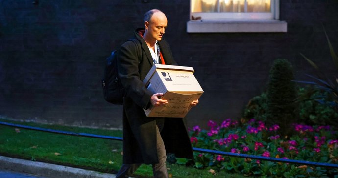 Vlivný poradce britského premiéra Dominic Cummings na odchodu z Downing street.