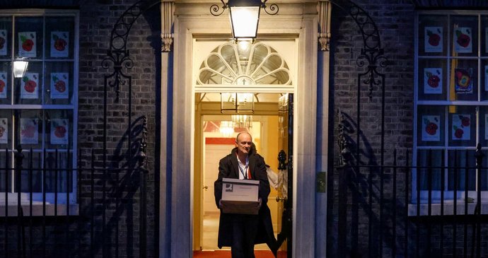 Vlivný poradce britského premiéra Dominic Cummings na odchodu z Downing Street