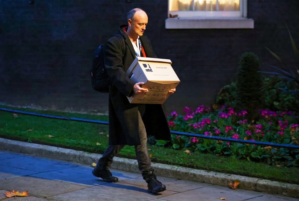 Vlivný poradce britského premiéra Dominic Cummings na odchodu z Downing street.