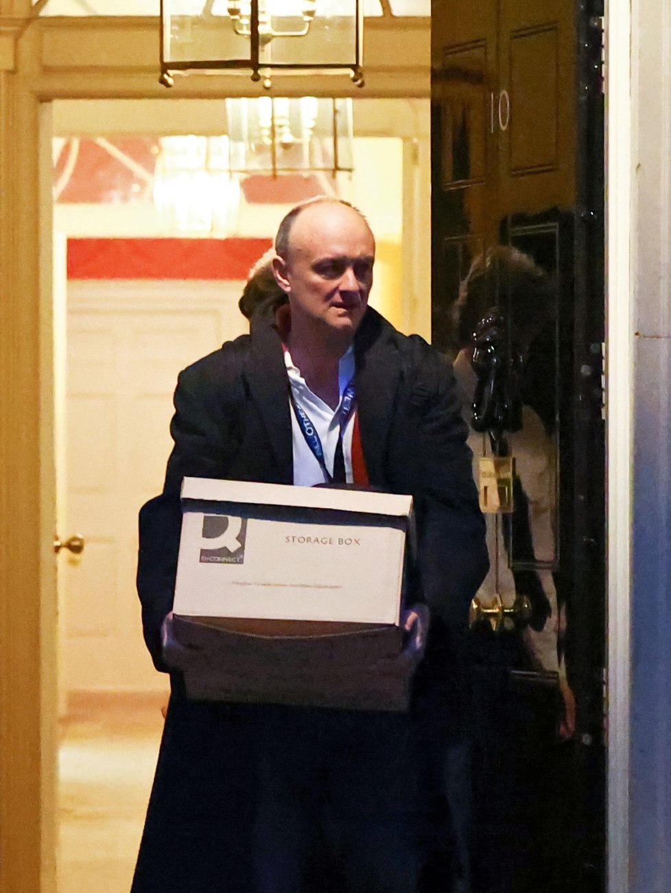 Vlivný poradce britského premiéra Dominic Cummings na odchodu z Downing street.