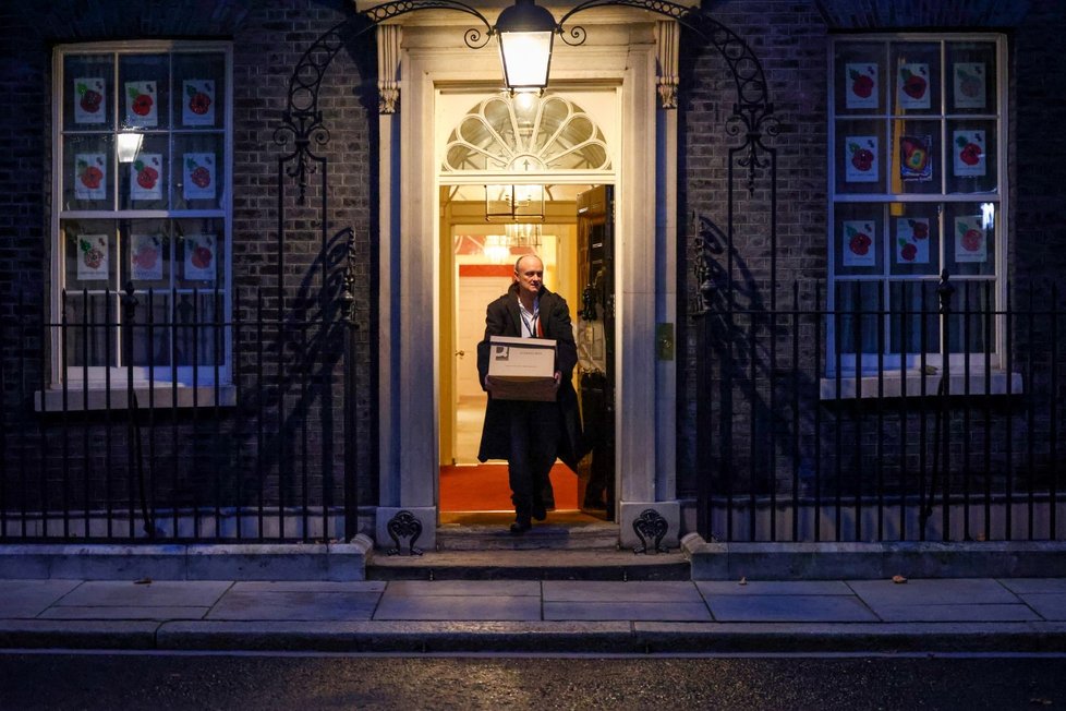 Vlivný poradce britského premiéra Dominic Cummings na odchodu z Downing street.