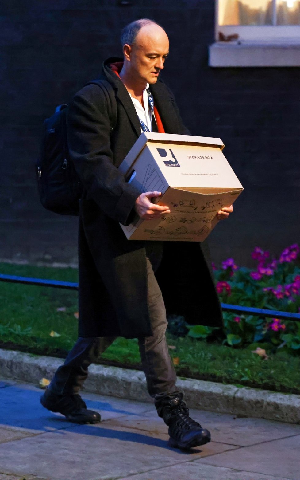 Vlivný poradce britského premiéra Dominic Cummings na odchodu z Downing street.