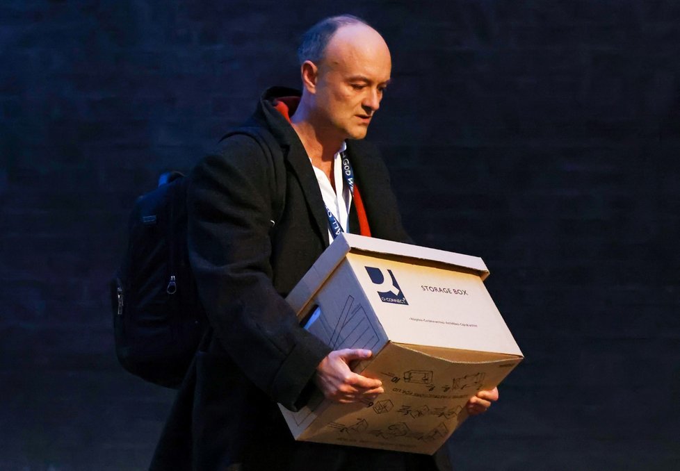 Vlivný poradce britského premiéra Dominic Cummings na odchodu z Downing street.