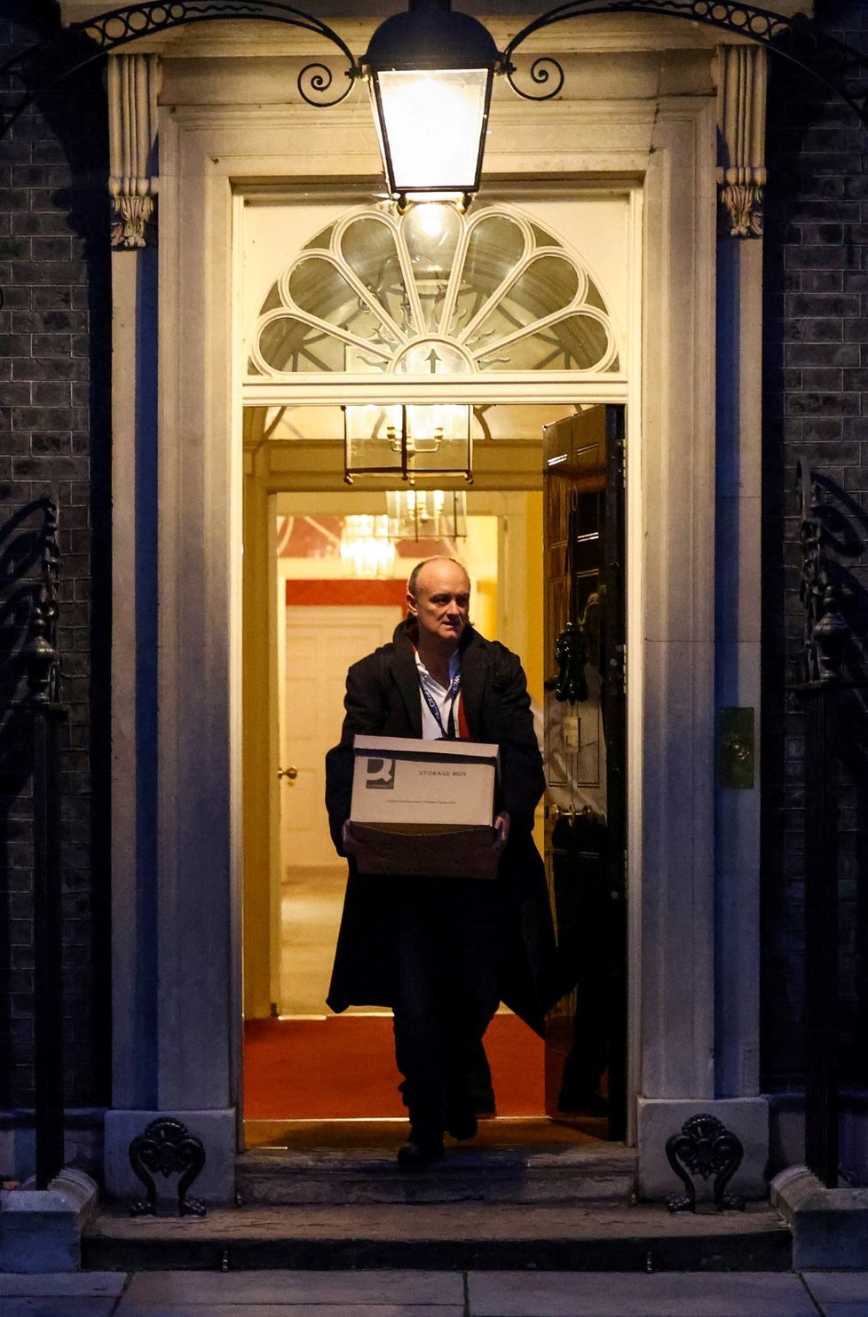 Vlivný poradce britského premiéra Dominic Cummings na odchodu z Downing street.