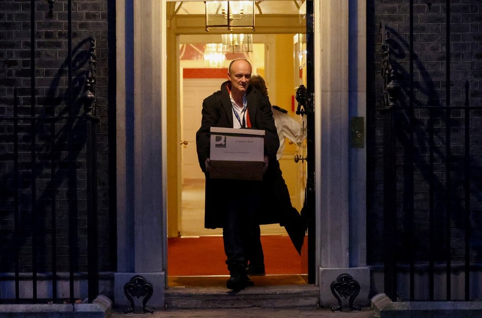 Vlivný poradce britského premiéra Dominic Cummings na odchodu z Downing street.