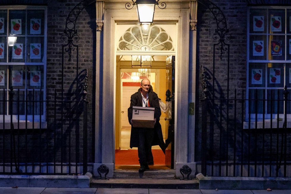 Vlivný poradce britského premiéra Dominic Cummings na odchodu z Downing street.