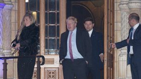 Exministr zahraničí Boris Johnson a Carrie Symondsová na charitativním plesu