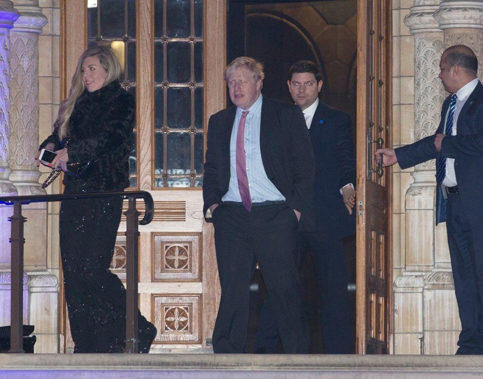 Exministr zahraničí Boris Johnson a Carrie Symondsová na charitativním plese.