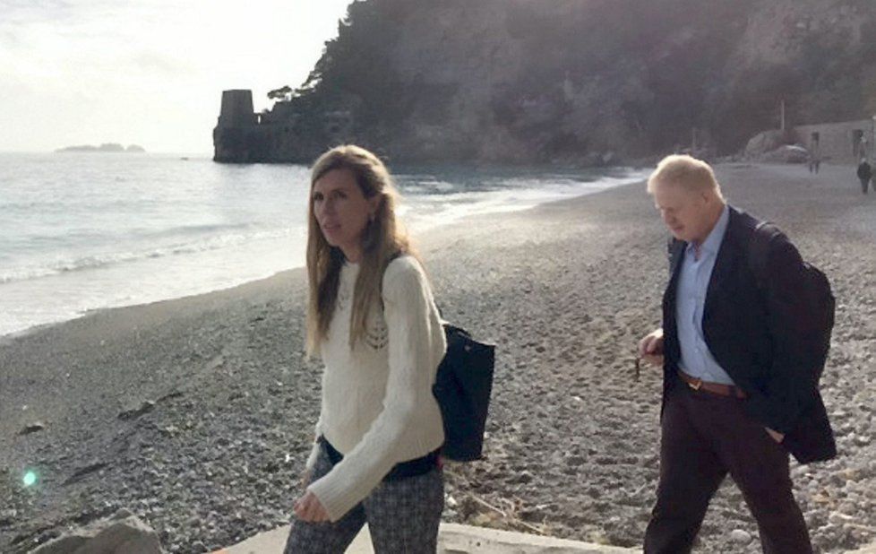 Britský exministr zahraničí Boris Johnson se svou mladou přítelkyní Carrie Symondsovou