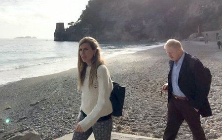 Britský exministr zahraničí Boris Johnson se svou mladou přítelkyní Carrie Symondsovou na výletu v Itálii.