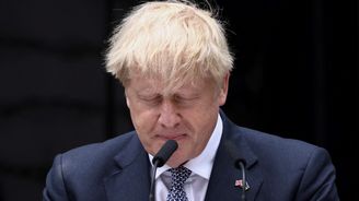 Britský premiér Johnson padl, protože byl neřízená střela, která udělala ze svých kolegů idioty