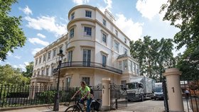 Luxusní sídlo britských ministrů zahraničí. Exministr Johnson se začal stěhovat, až 3 týdny po demisi, (31.07.2018).