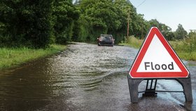 Přes Velkou Británii se prohnala další bouře, vyvracela stromy a způsobila záplavy.