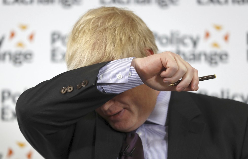 Britský ministr zahraničí Boris Johnson během projevu o brexitu.  Na jeho podobě se však již s premiérkou neshodl a 9.7.2018 rezignoval.