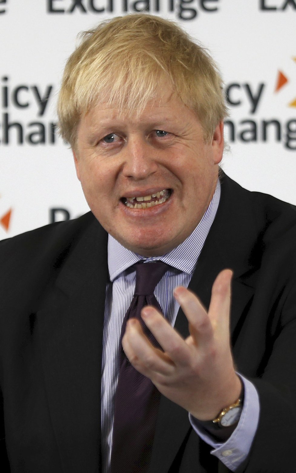 Britský ministr zahraničí Boris Johnson během projevu o brexitu.  Na jeho podobě se však již s premiérkou neshodl a 9.7.2018 rezignoval.
