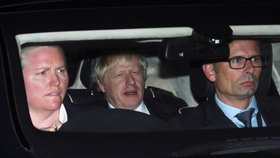 Premiér Boris Johnson odjíždí z parlamentu, který opět odmítl vypsání předčasných voleb.
