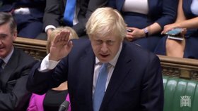 Premiér Boris Johnson při projevu v parlamentu.