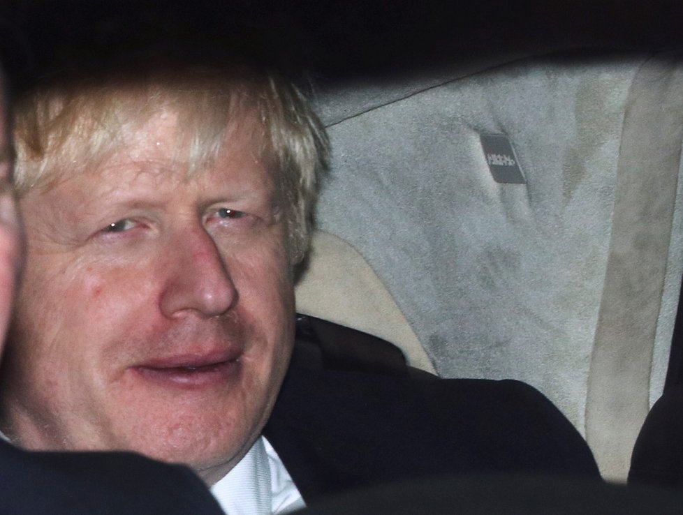 Premiér Boris Johnson odjíždí z parlamentu, který opět odmítl vypsání předčasných voleb.