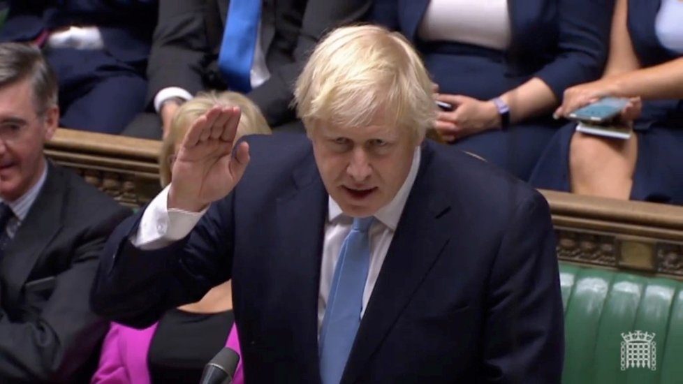 Premiér Boris Johnson při projevu v parlamentu.