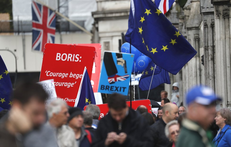 V britském parlamentu se ve středu 25.9.2019 odehrála útočná a bouřlivá debata, která se odehrála především mezi premiérem Borisem Johnsonem a opozičními zákonodárci.