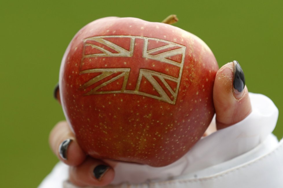 Jeden muž začal prodávat svá červená jablka, který říká „Borisovy svačinky“.