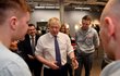 Kabinet britského ministerského předsedy Borise Johnsona dnes zasedal v Sunderlandu, kde členové vlády navštívili i galerii National Glass Centre (31. 1. 2020)