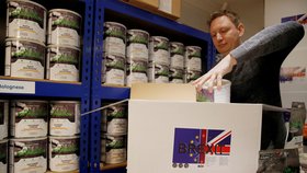 Britský podnikatel James Blake prodal už stovky „krabic poslední záchrany“ plných zásob jídla pro případ, že by brexit zemi zcela ochromil. Krabice, která obsahuje sušené a konzervované porce jídel na 30 dní nebo třeba filtr na vodu, stojí 295 liber (asi 8600 korun). (23.1.2019)